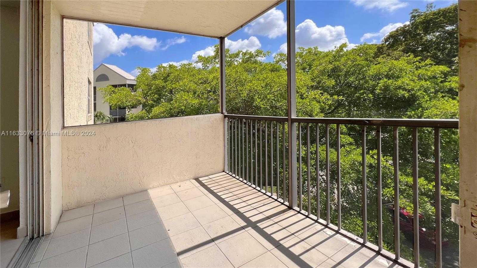 Small Image of 8323 LAKE DR #406, Doral Number 17