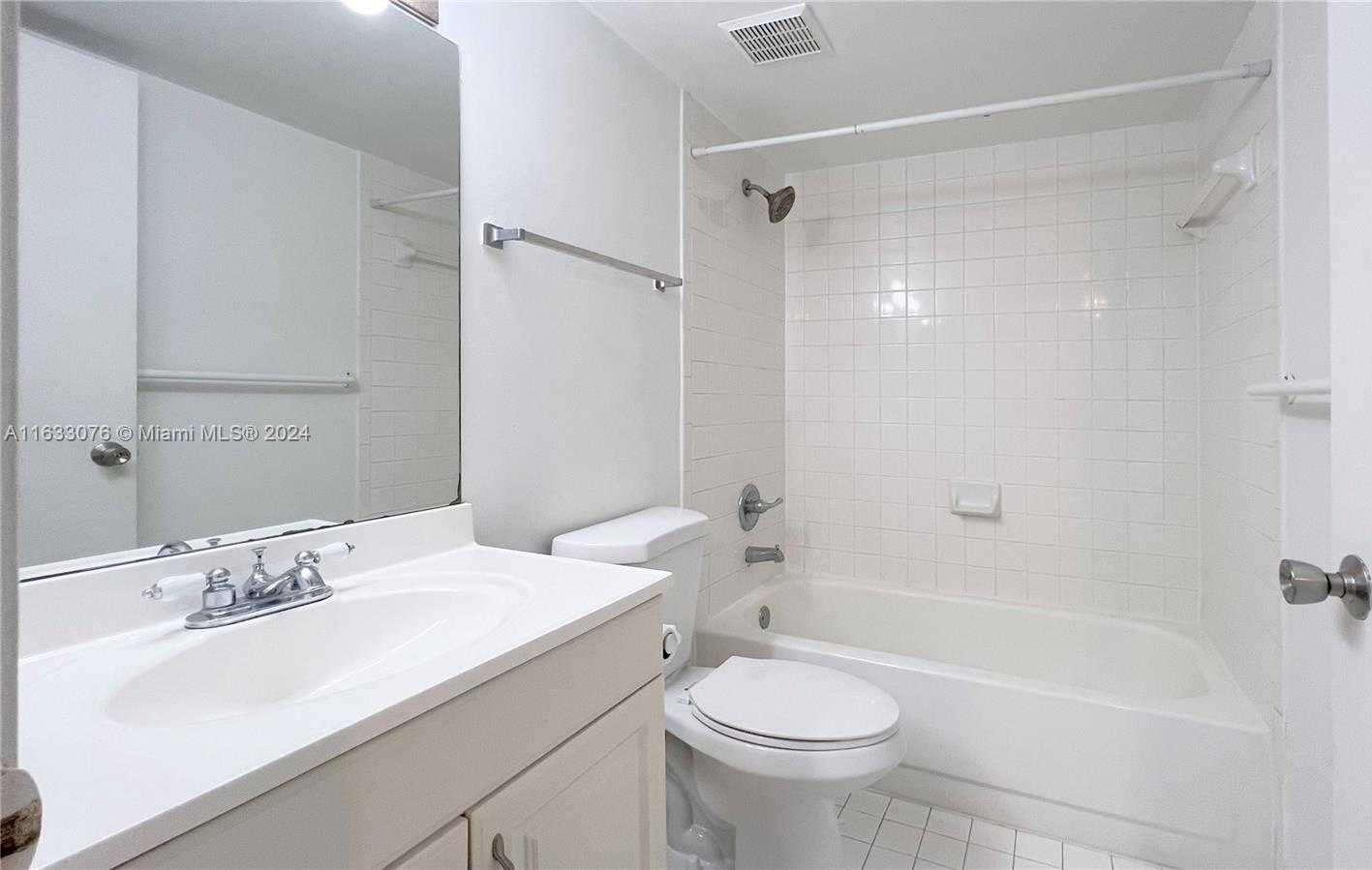 Small Image of 8323 LAKE DR #406, Doral Number 21