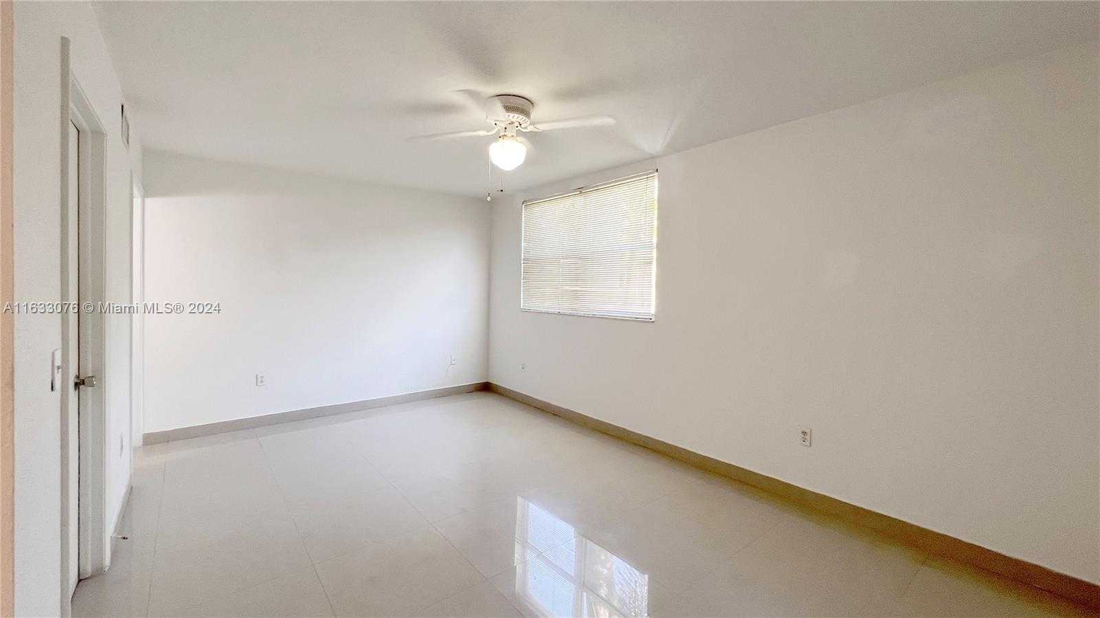Small Image of 8323 LAKE DR #406, Doral Number 25