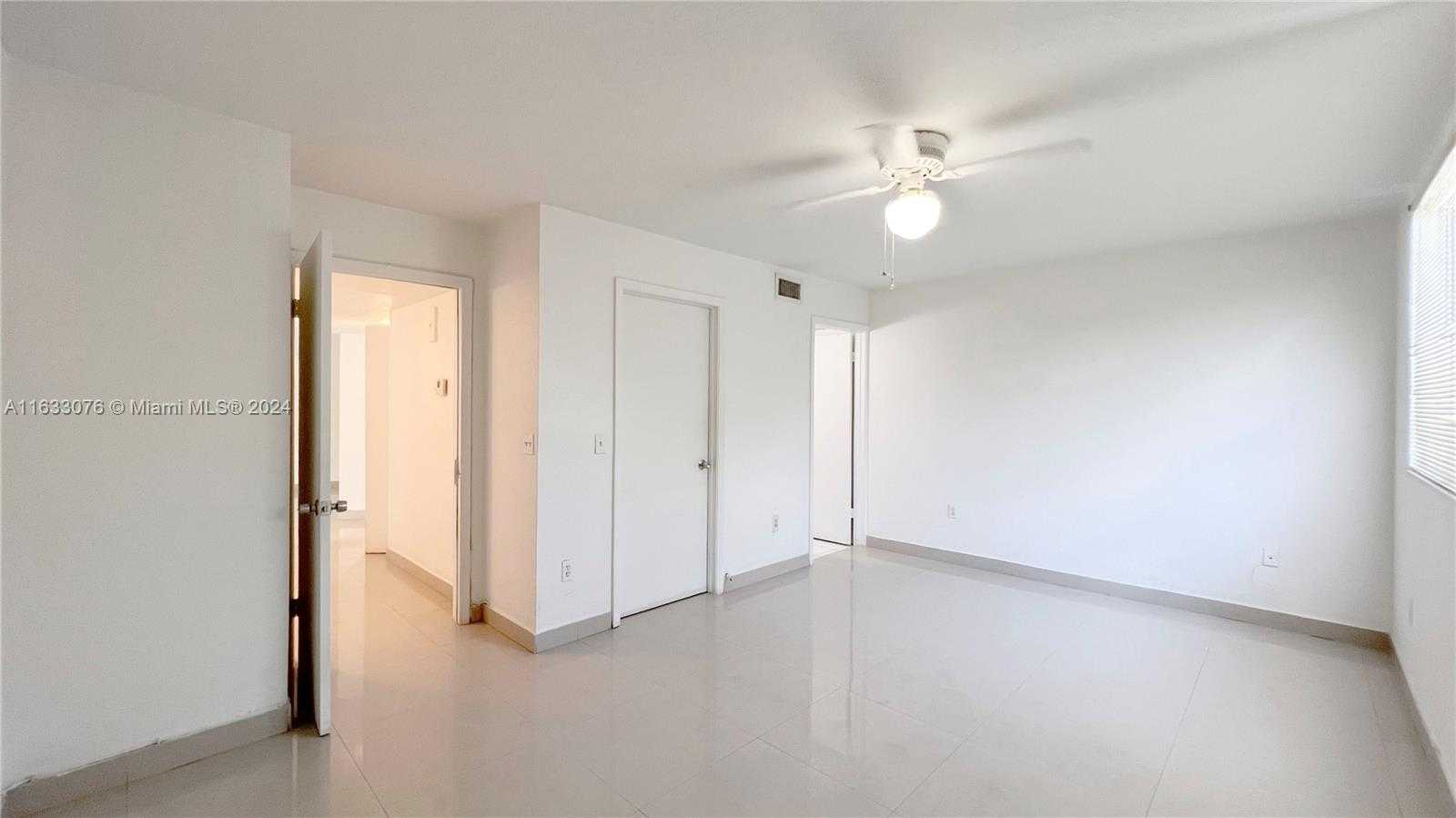 Small Image of 8323 LAKE DR #406, Doral Number 26