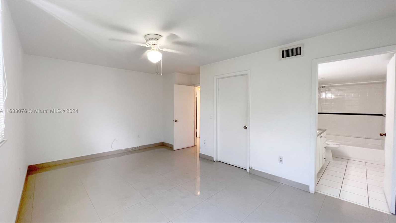 Small Image of 8323 LAKE DR #406, Doral Number 27