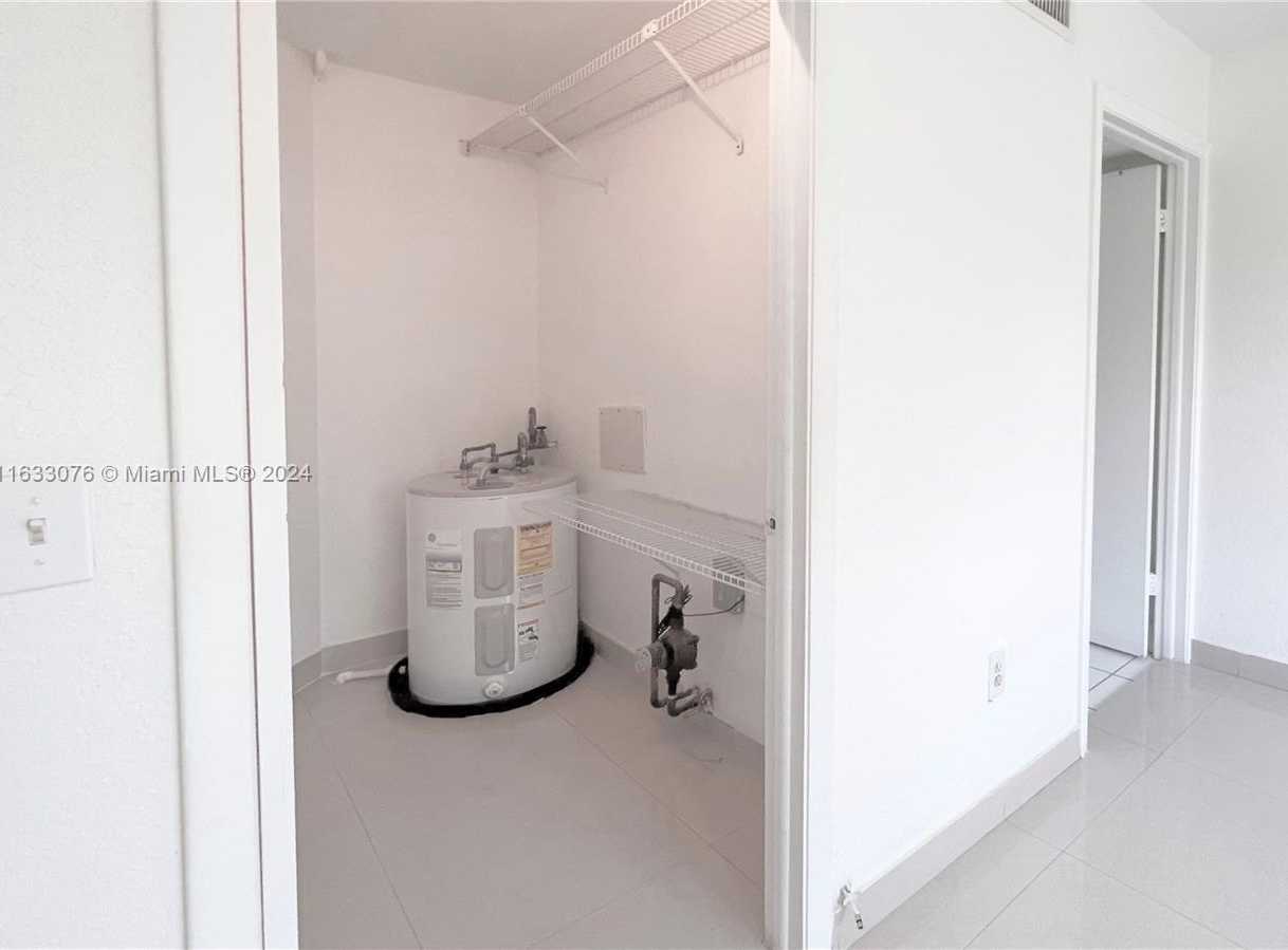 Small Image of 8323 LAKE DR #406, Doral Number 30