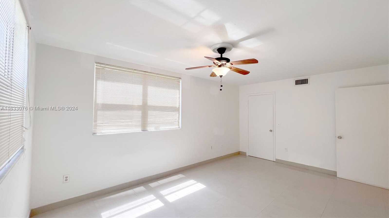 Small Image of 8323 LAKE DR #406, Doral Number 32