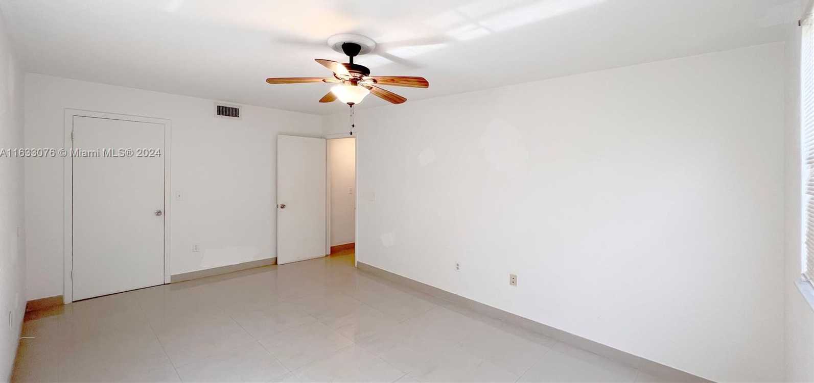 Small Image of 8323 LAKE DR #406, Doral Number 33