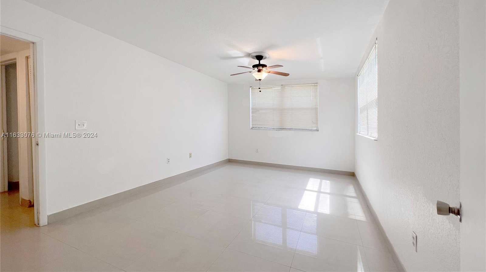 Small Image of 8323 LAKE DR #406, Doral Number 35