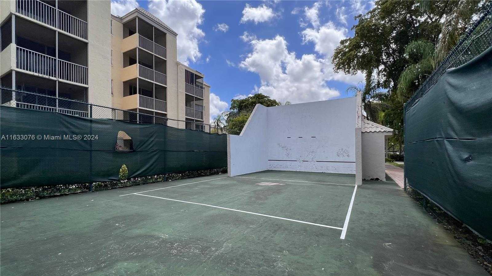 Small Image of 8323 LAKE DR #406, Doral Number 6