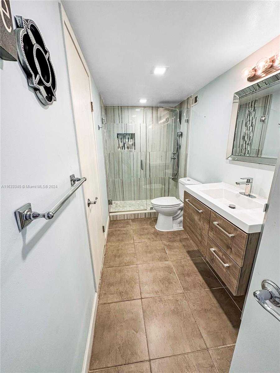 Small Image of 1351 NE Miami Gardens Dr, Miami, FL 33179, USA Number 4