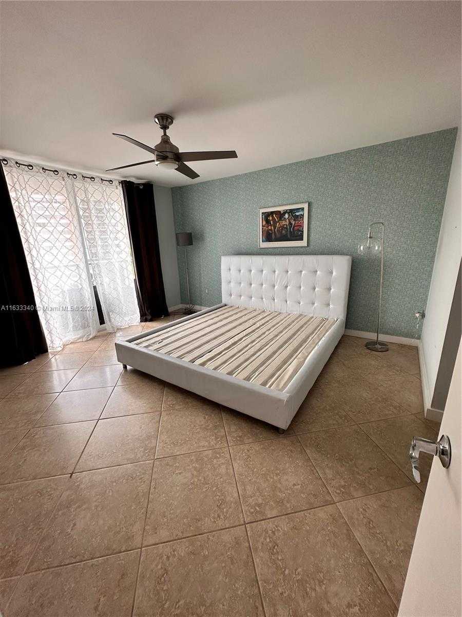 Small Image of 1351 NE Miami Gardens Dr, Miami, FL 33179, USA Number 5