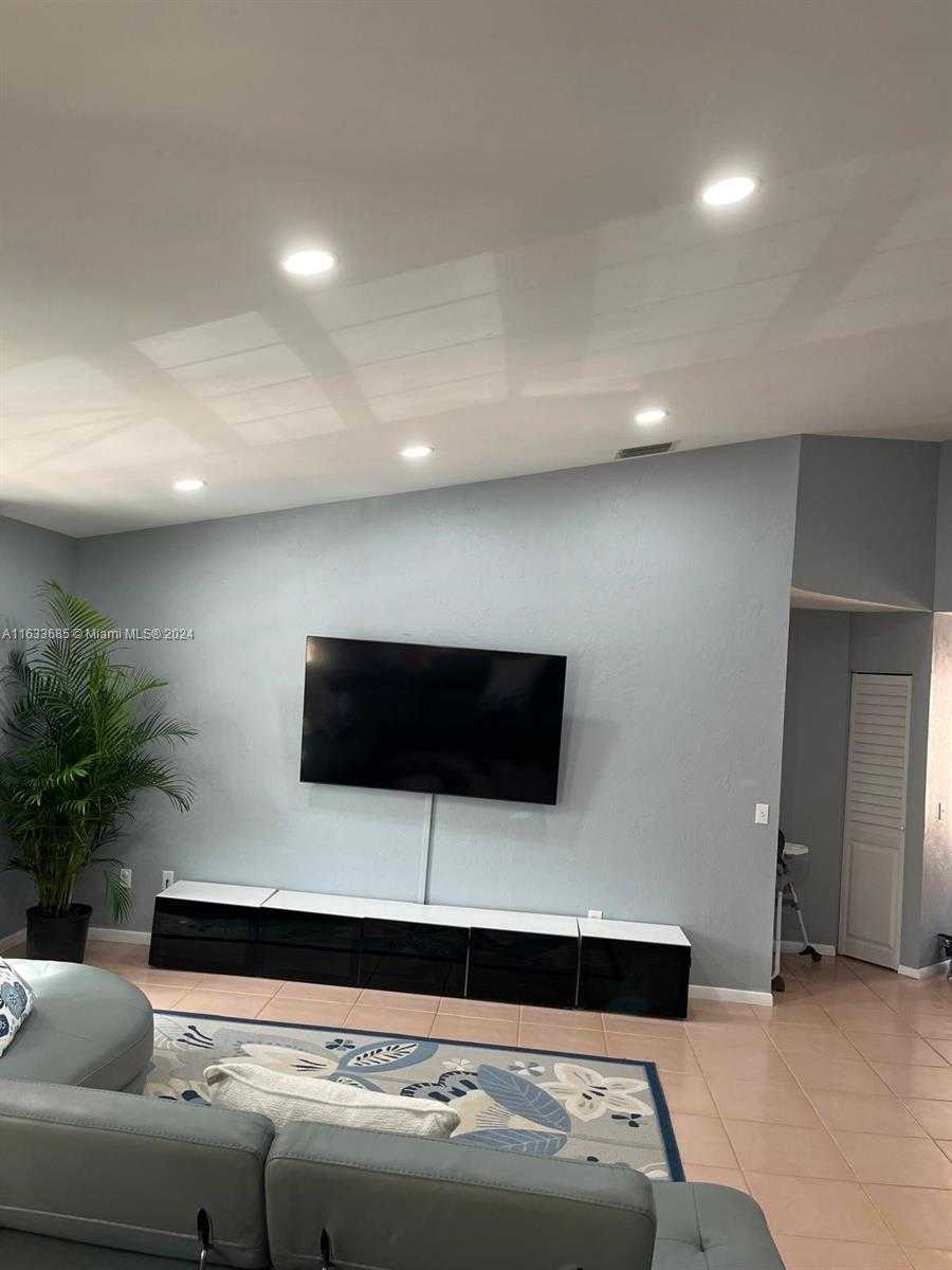 Small Image of 5299 EUROPA DR #I, Boynton Beach Number 2