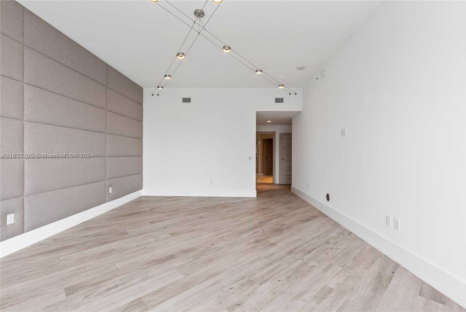 Small Image of 17301 BISCAYNE BLVD #LPH 09, North Miami Beach Number 15