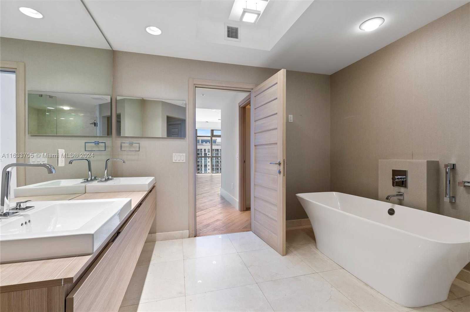 Small Image of 17301 BISCAYNE BLVD #LPH 09, North Miami Beach Number 20