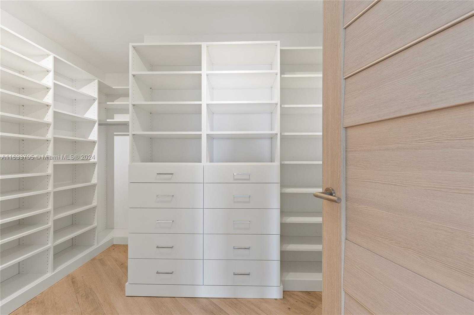 Small Image of 17301 BISCAYNE BLVD #LPH 09, North Miami Beach Number 4