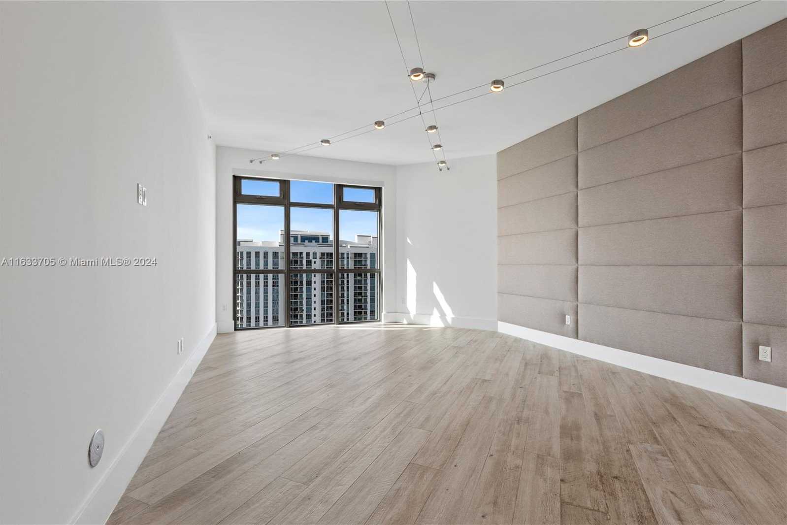 Small Image of 17301 BISCAYNE BLVD #LPH 09, North Miami Beach Number 5