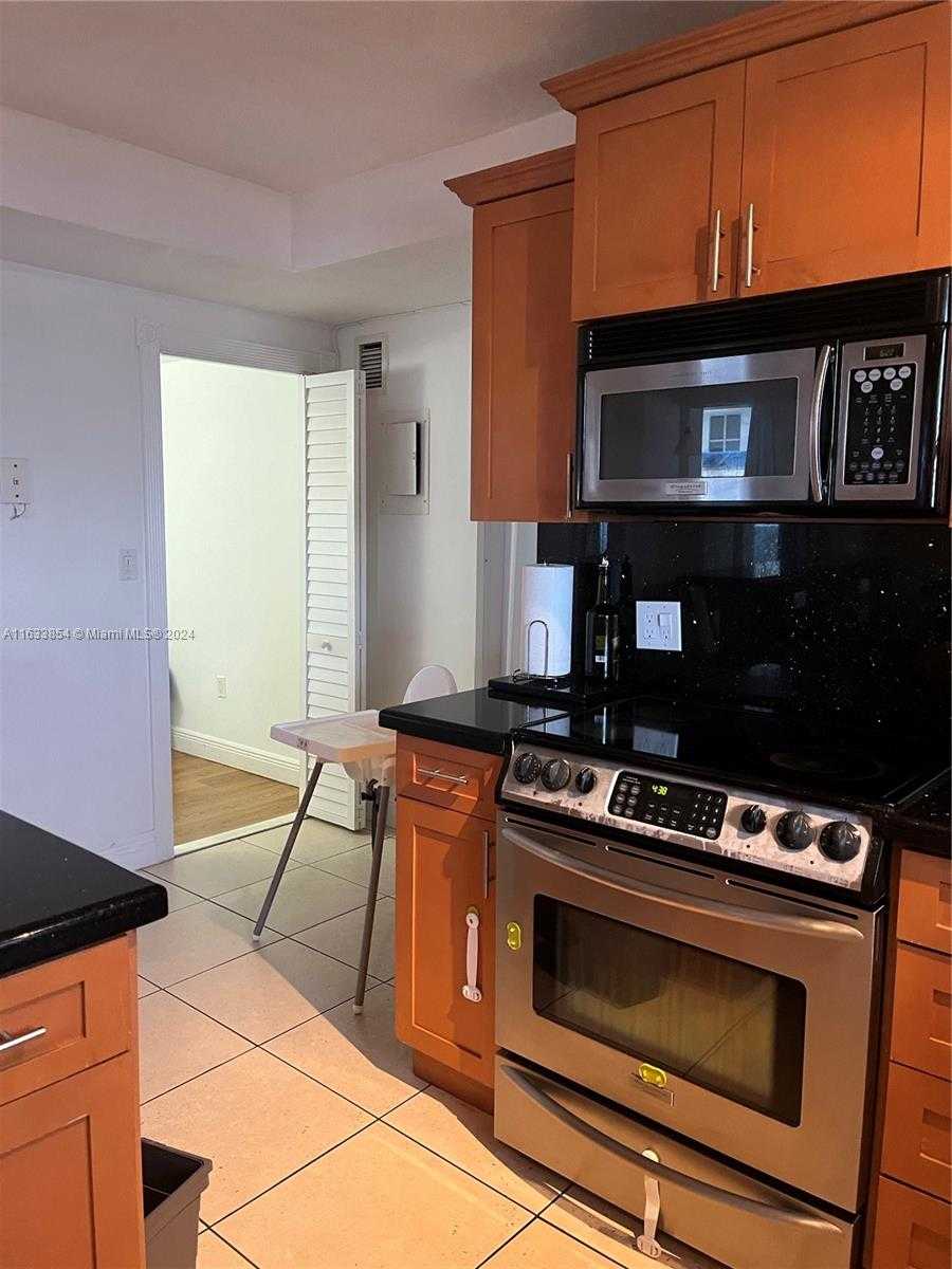 Small Image of 5825 #7G, Miami Beach Number 15