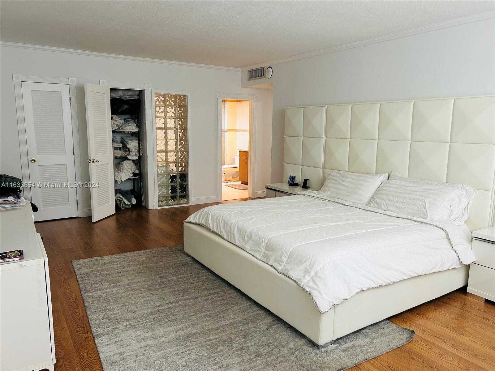 Small Image of 5825 #7G, Miami Beach Number 26
