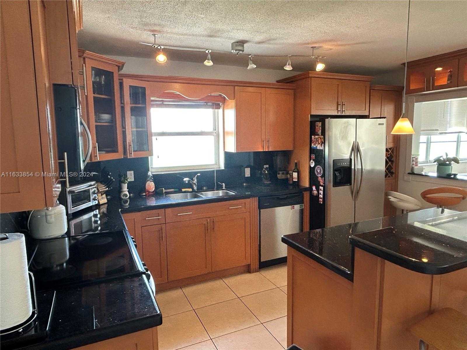 Small Image of 5825 #7G, Miami Beach Number 6