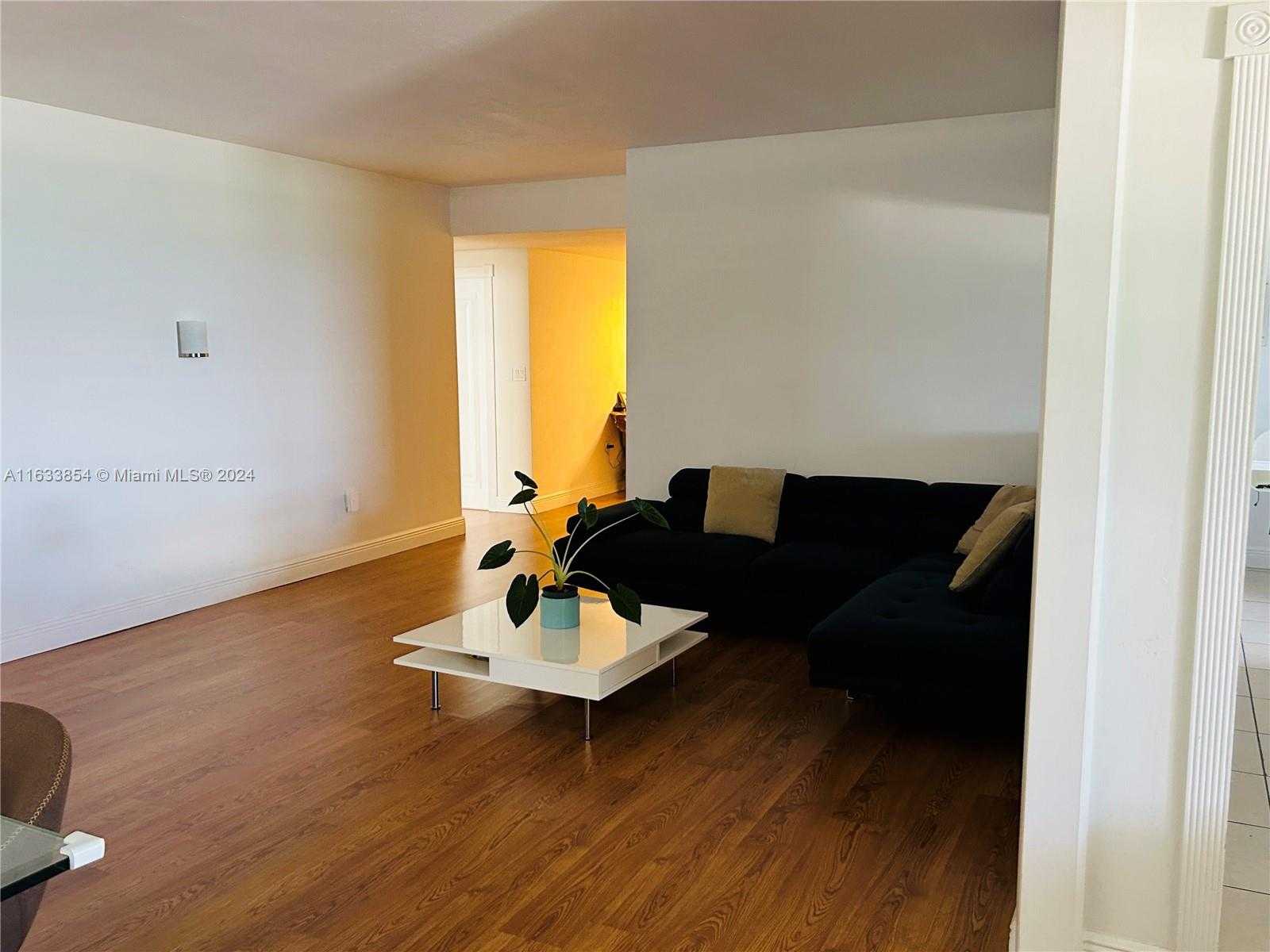 Small Image of 5825 #7G, Miami Beach Number 9