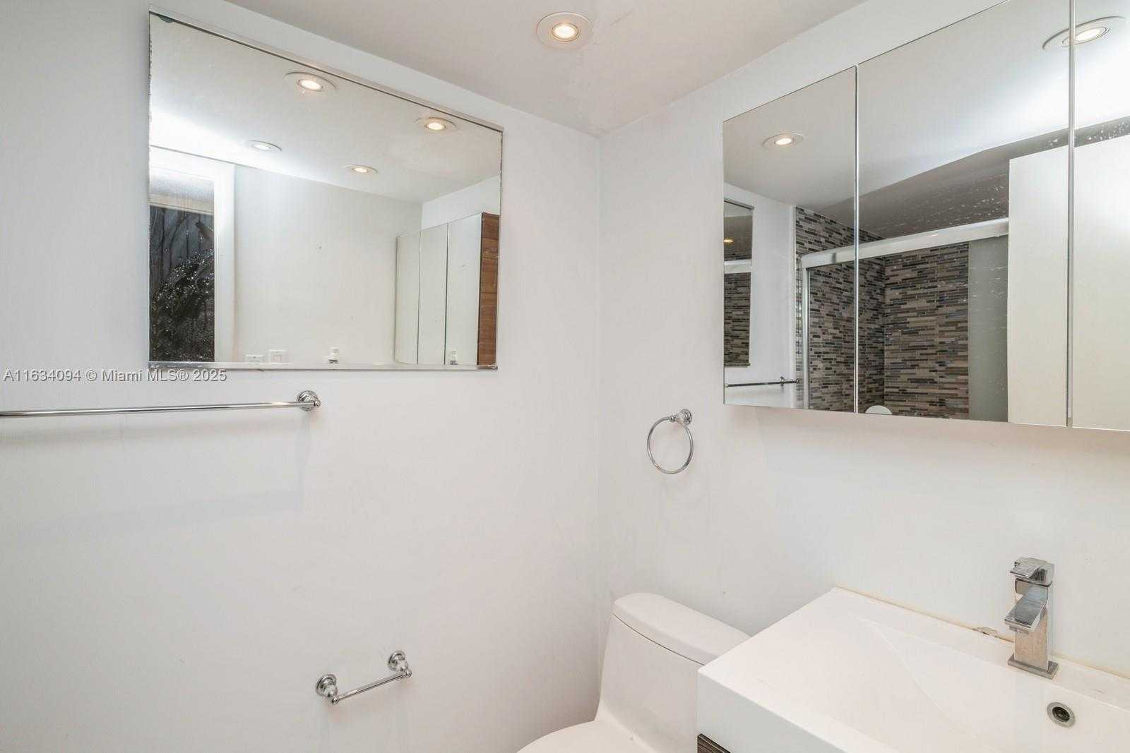 Small Image of 6423 COLLINS AVE #310, Miami Beach Number 19