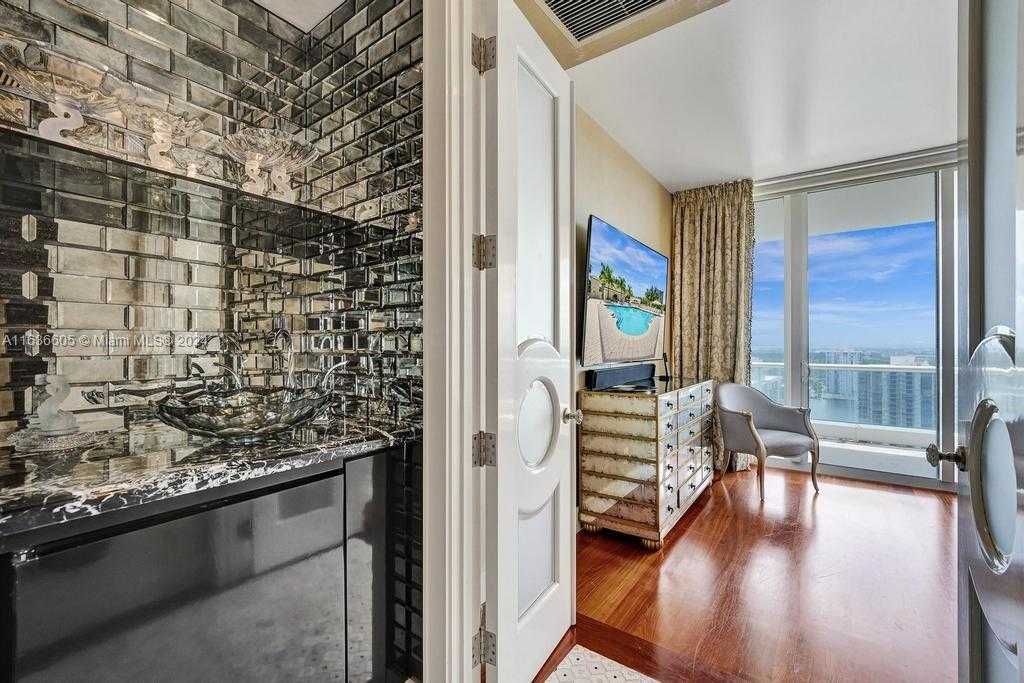 Small Image of 7000 ISLAND BLVD #PH-02, Aventura Number 75