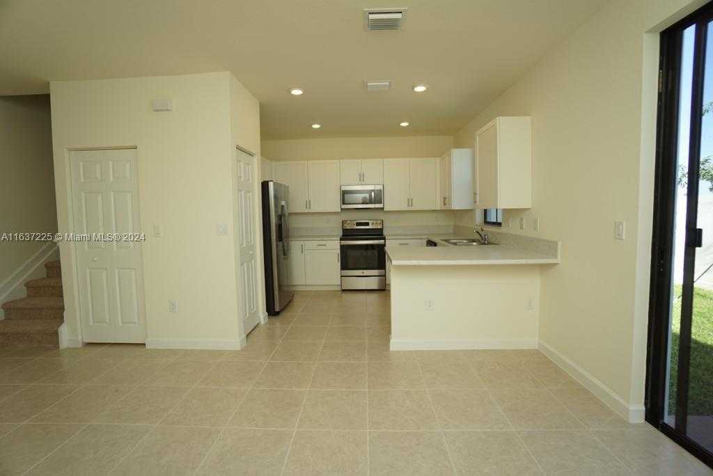 Small Image of 11011 WEST 33RD LN, Miami Lakes Number 5