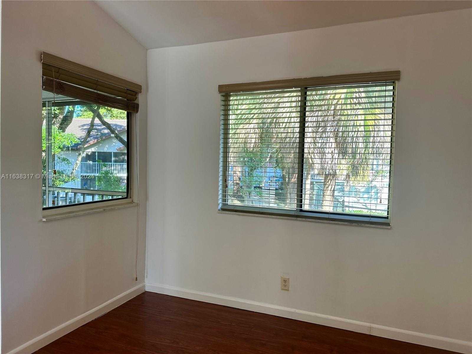 Small Image of 9435 140th Ct, Miami, FL 33186, USA Number 17