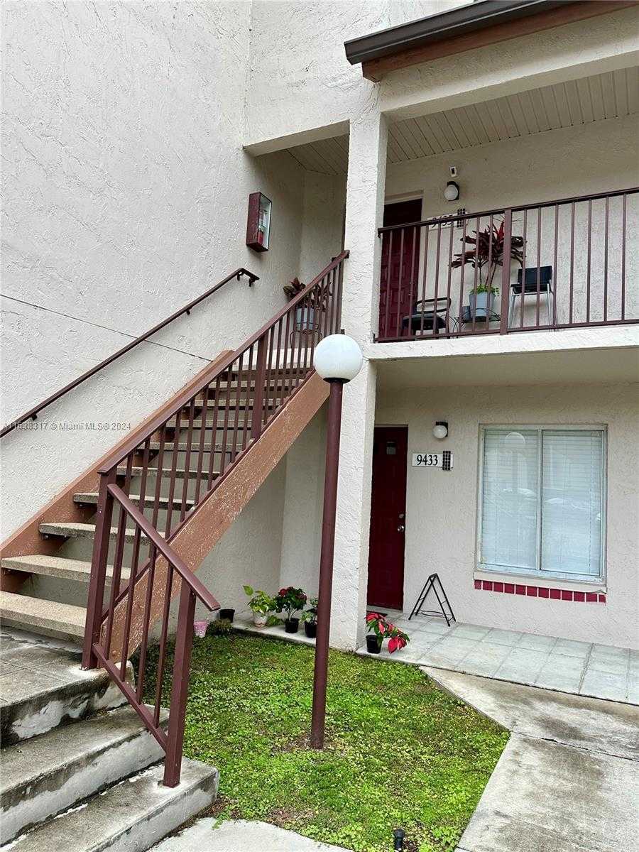 Small Image of 9435 140th Ct, Miami, FL 33186, USA Number 3