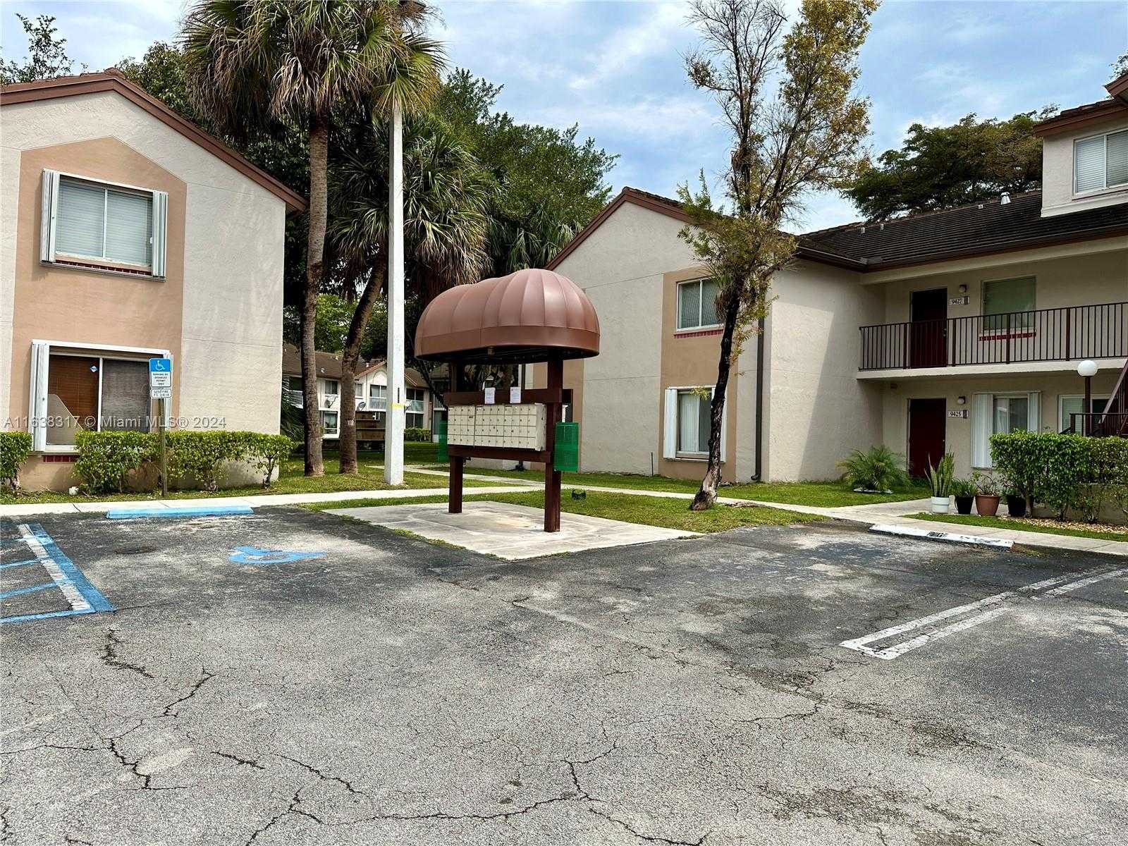 Small Image of 9435 140th Ct, Miami, FL 33186, USA Number 4