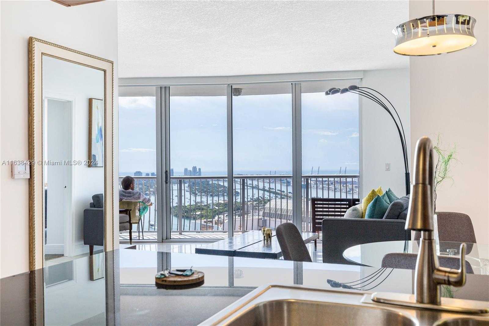 Small Image of Opera Tower, 1750 N Bayshore Dr, Miami, FL 33132, USA Number 3