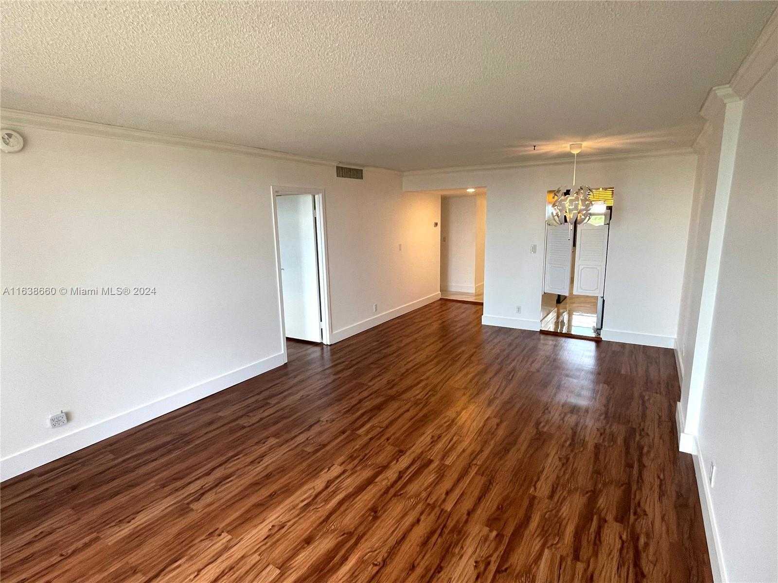 Small Image of 250 Jacaranda Dr, Plantation, FL 33324, USA Number 11