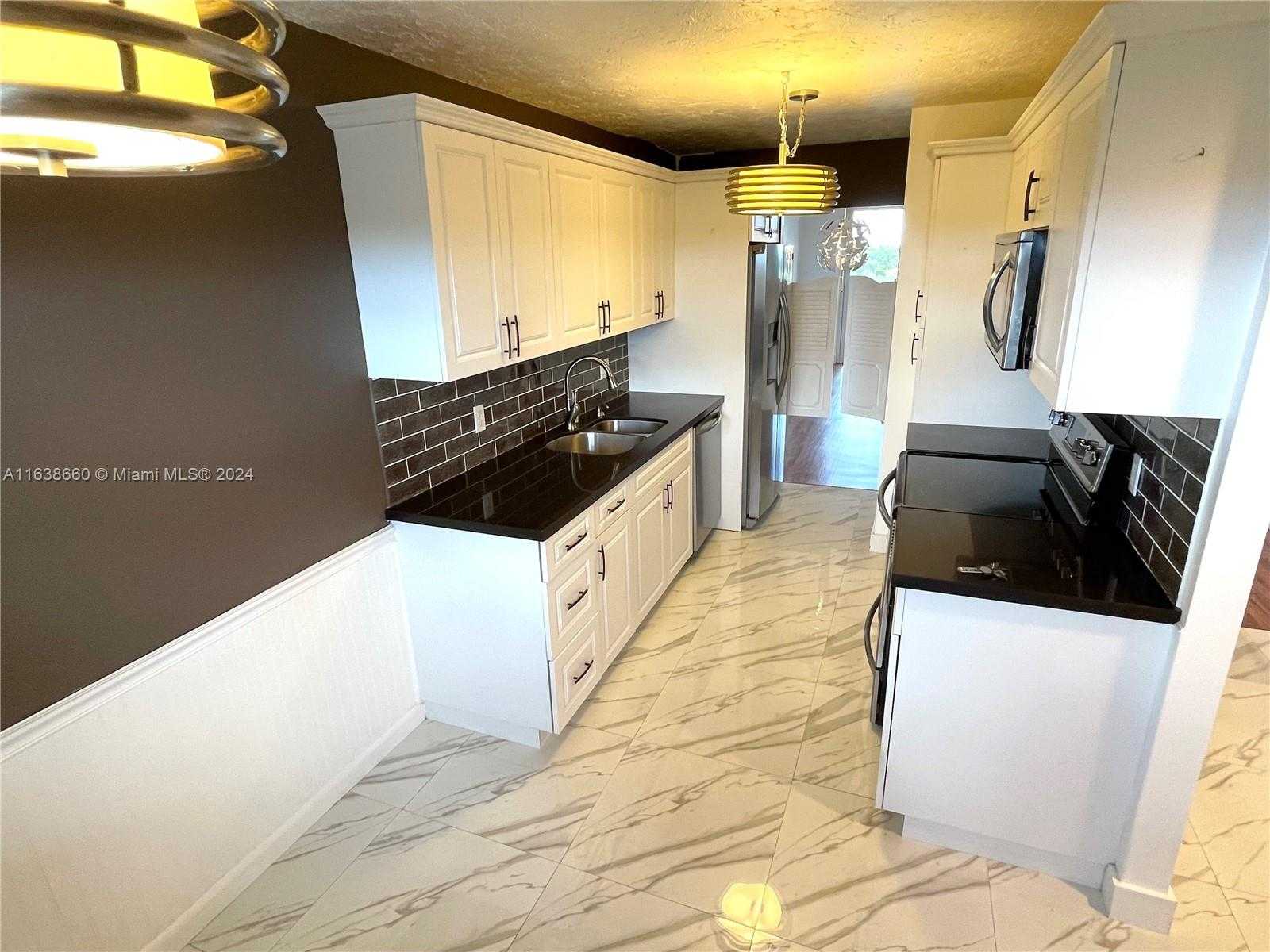 Small Image of 250 Jacaranda Dr, Plantation, FL 33324, USA Number 2