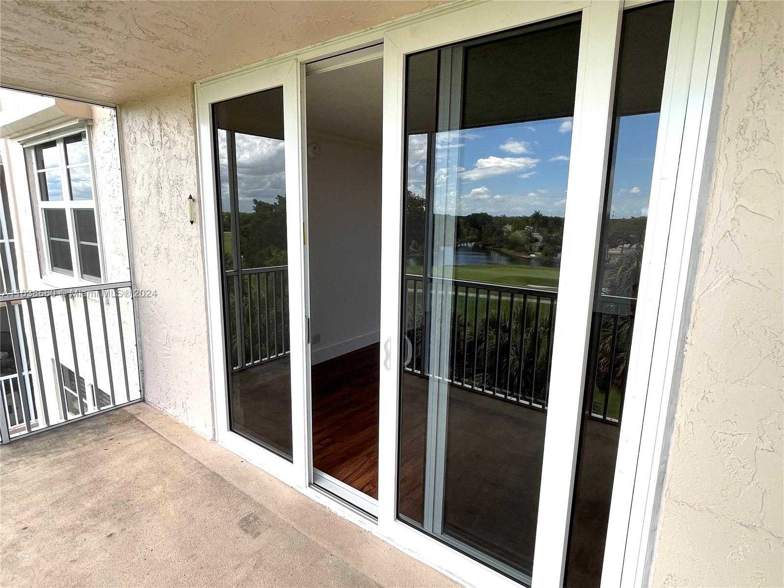 Small Image of 250 Jacaranda Dr, Plantation, FL 33324, USA Number 23