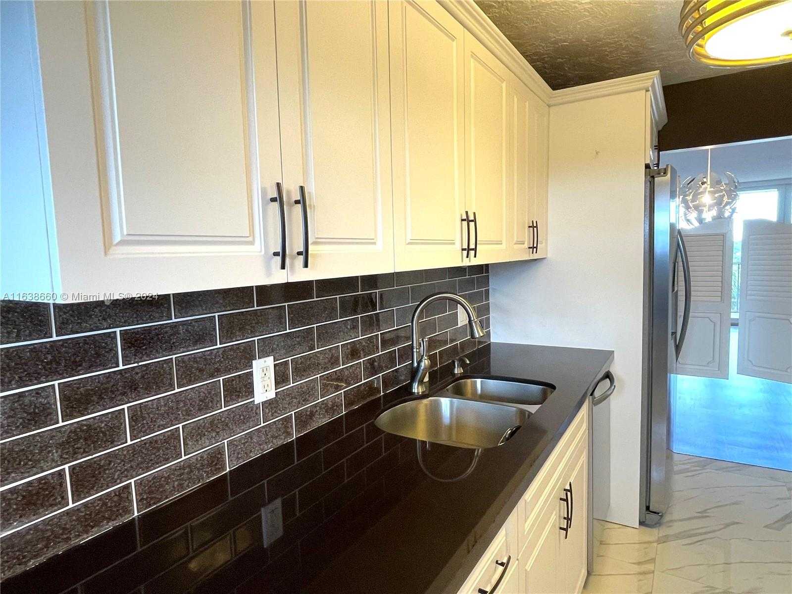 Small Image of 250 Jacaranda Dr, Plantation, FL 33324, USA Number 3