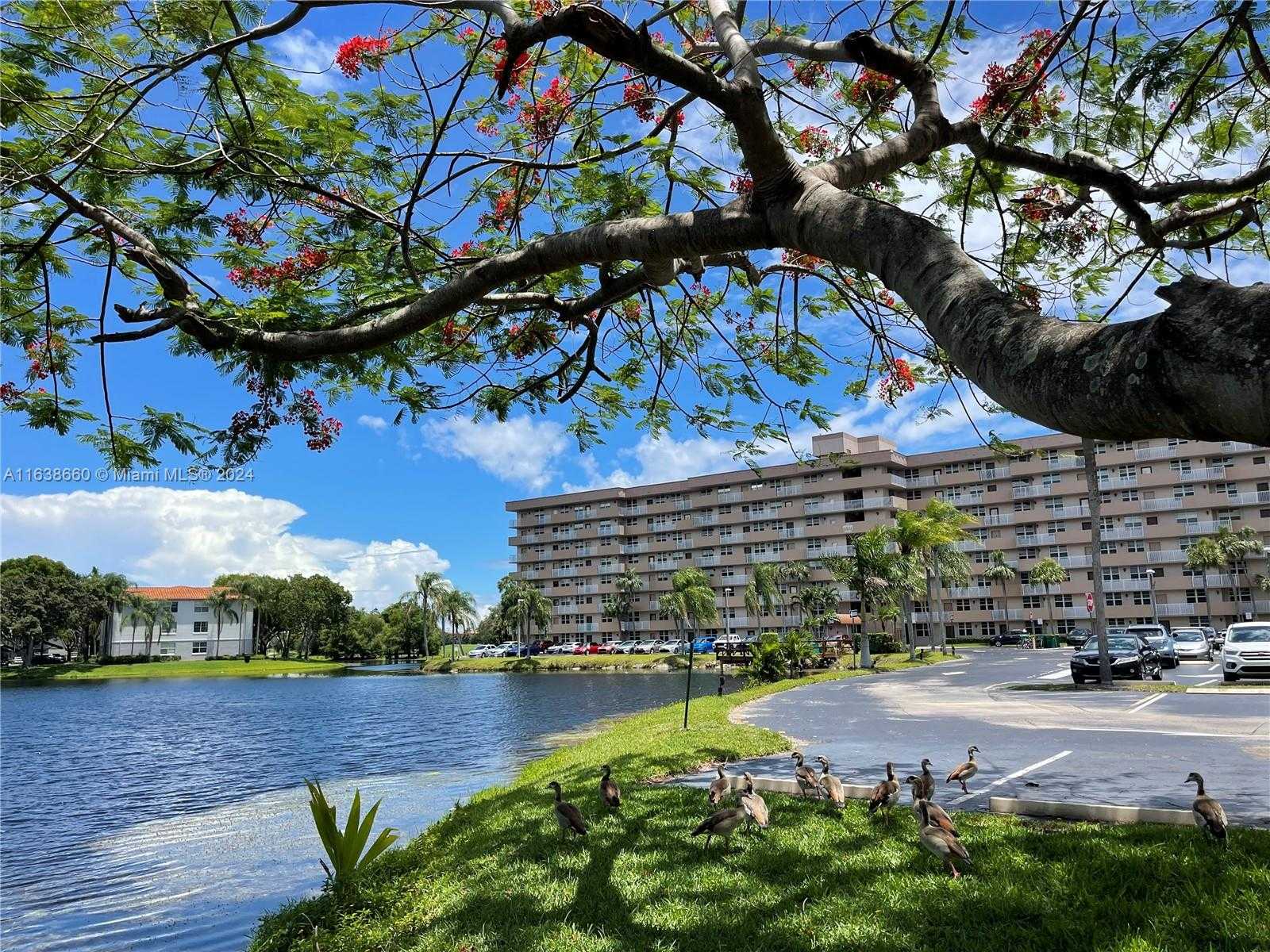 Small Image of 250 Jacaranda Dr, Plantation, FL 33324, USA Number 35