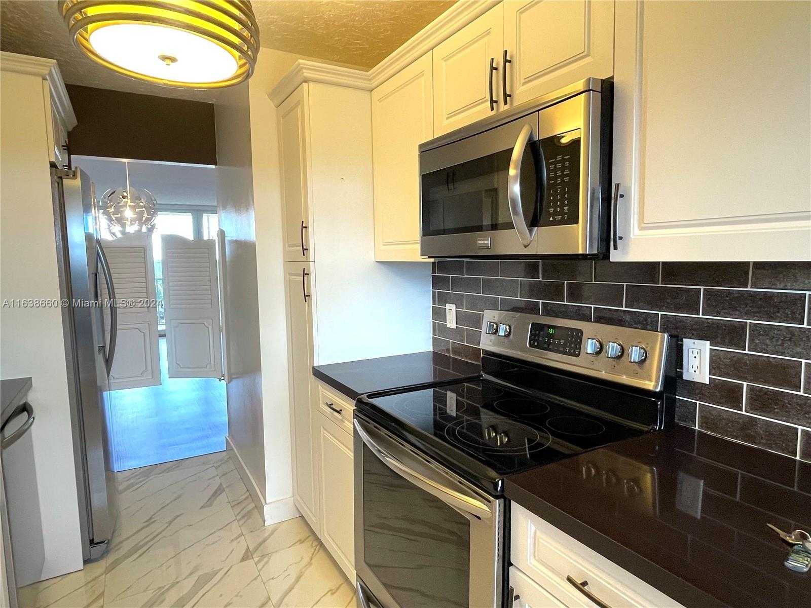 Small Image of 250 Jacaranda Dr, Plantation, FL 33324, USA Number 4