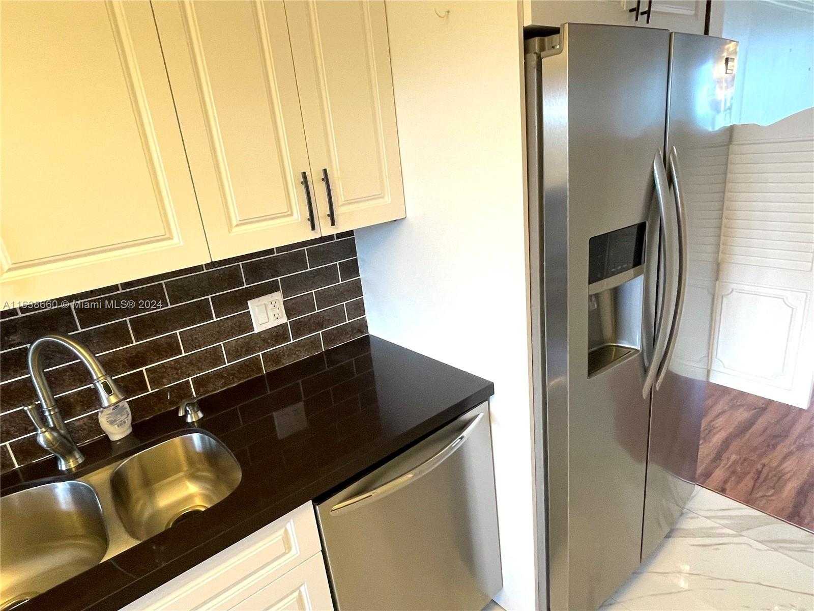 Small Image of 250 Jacaranda Dr, Plantation, FL 33324, USA Number 5