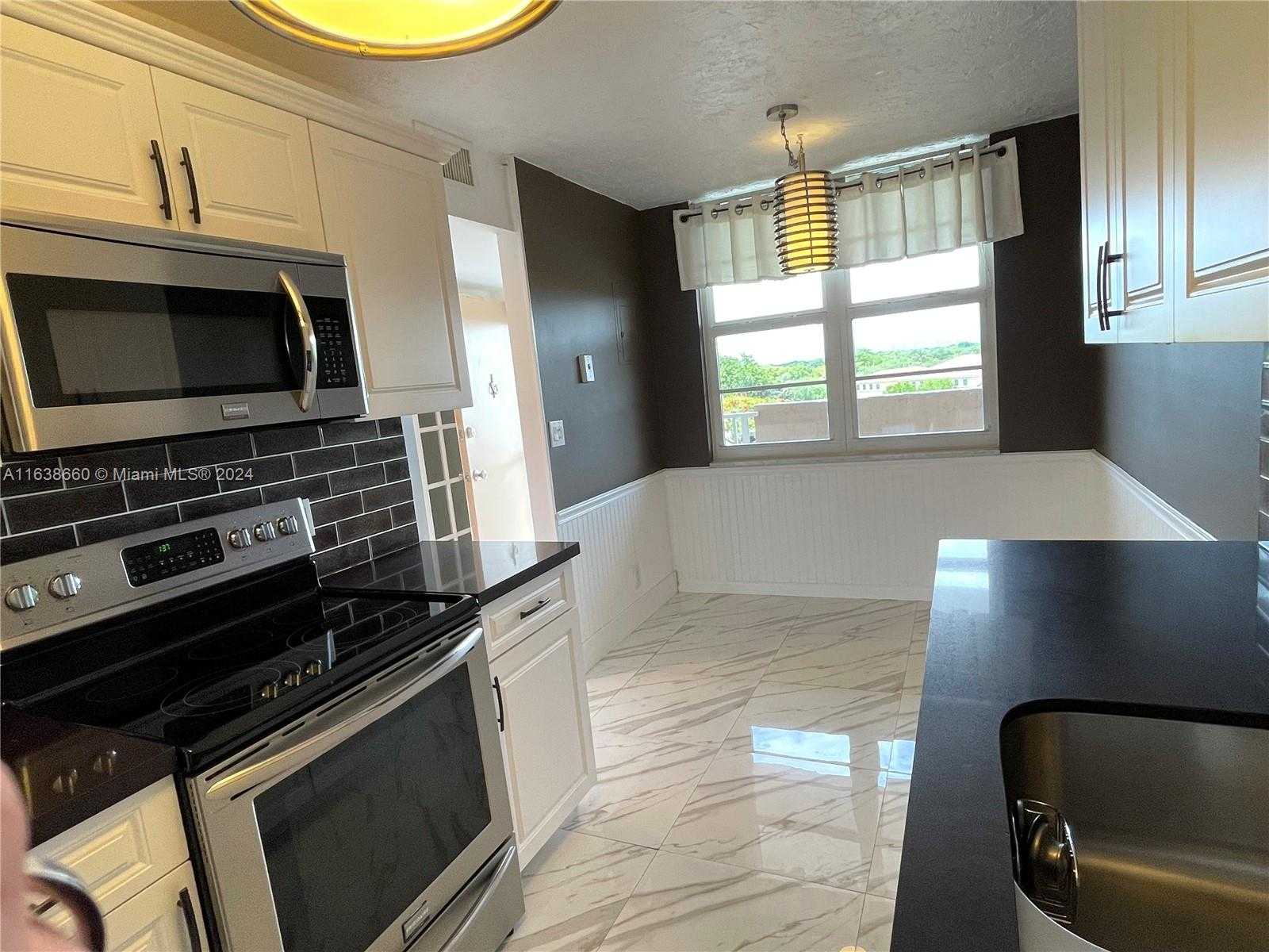 Small Image of 250 Jacaranda Dr, Plantation, FL 33324, USA Number 6