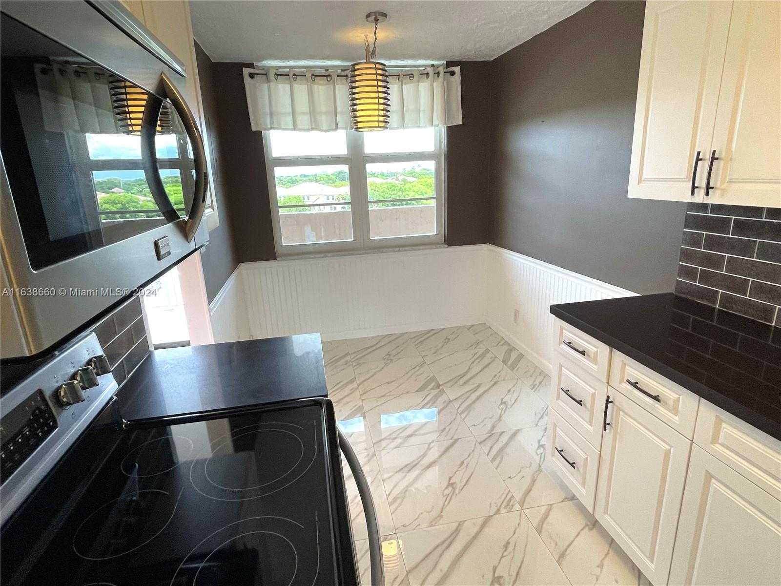 Small Image of 250 Jacaranda Dr, Plantation, FL 33324, USA Number 7
