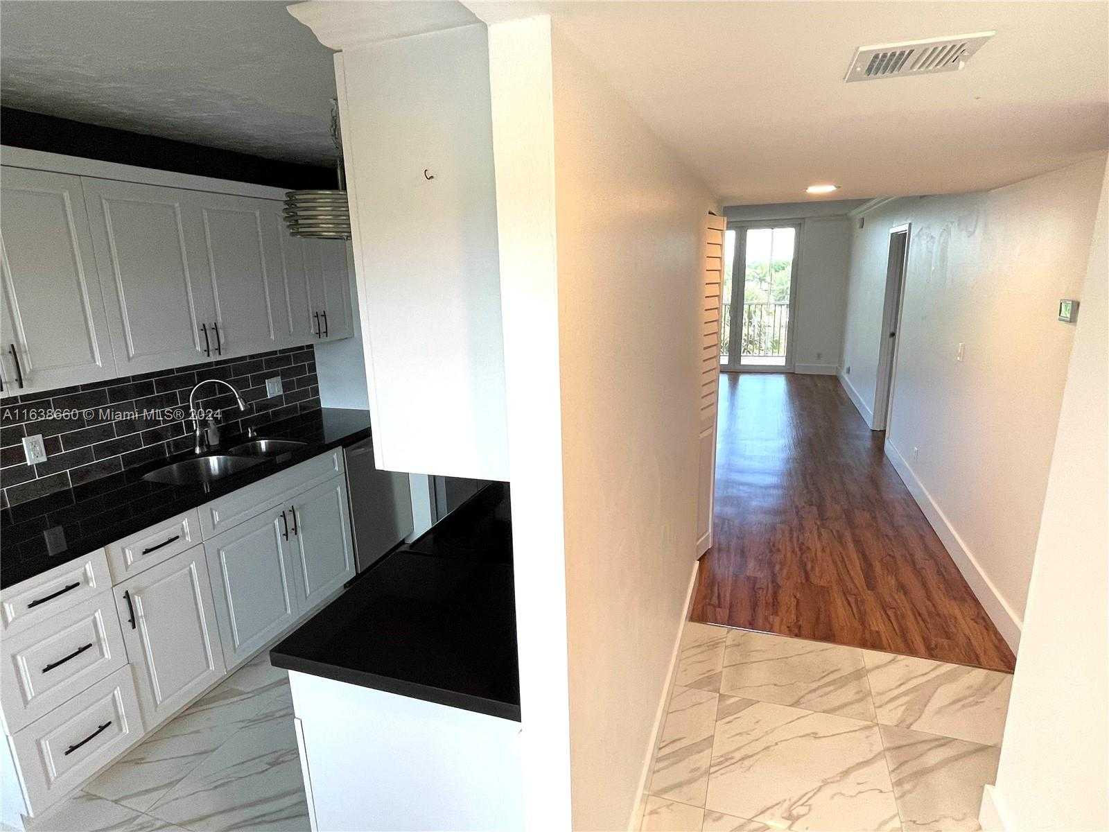 Small Image of 250 Jacaranda Dr, Plantation, FL 33324, USA Number 8