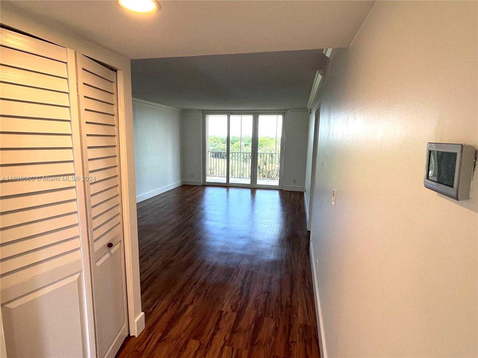 Small Image of 250 Jacaranda Dr, Plantation, FL 33324, USA Number 9