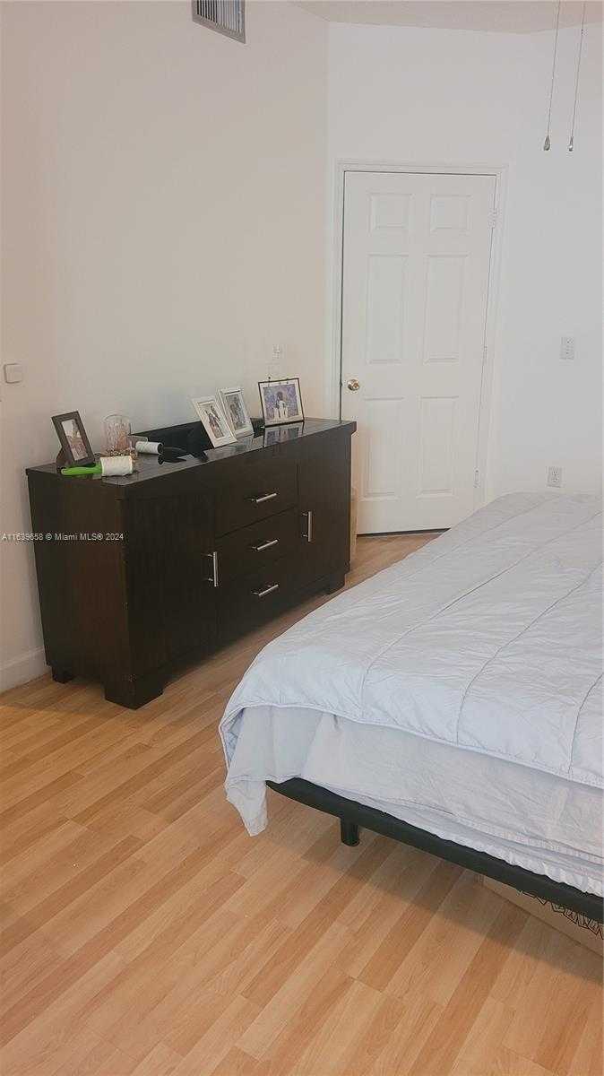 Small Image of 3115 #4106, Aventura Number 5