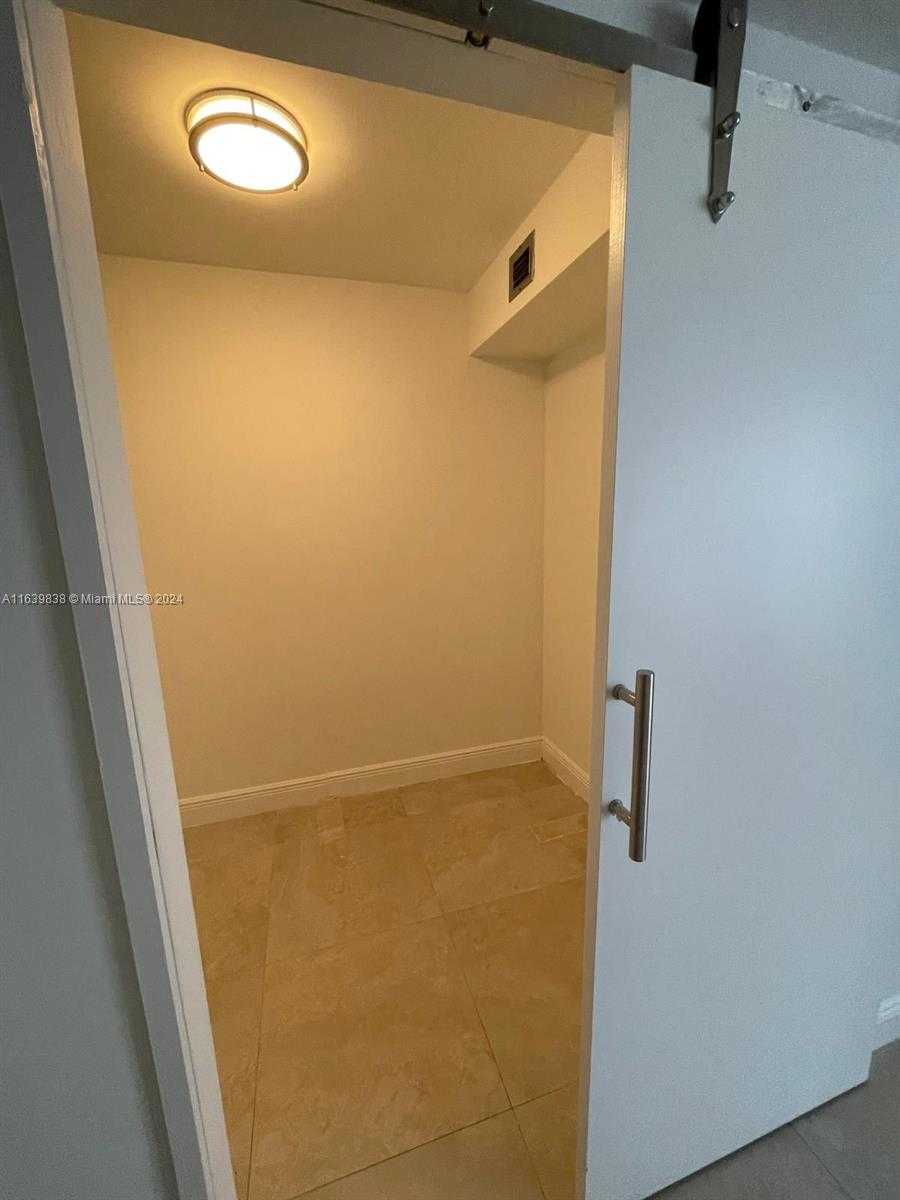 Small Image of 600 NE 36th St, Miami, FL 33137, USA Number 21