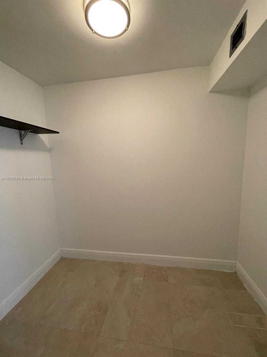 Small Image of 600 NE 36th St, Miami, FL 33137, USA Number 23