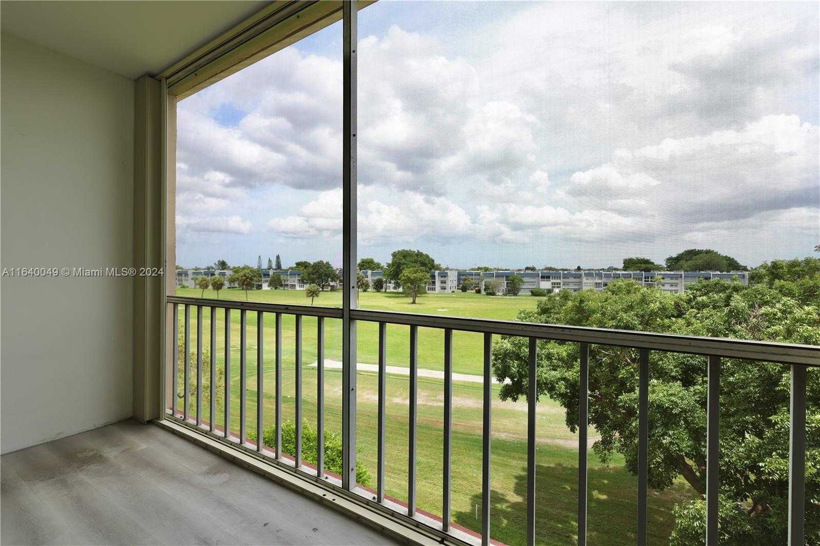 Small Image of 1040 COUNTRY CLUB DR #404, Margate Number 11