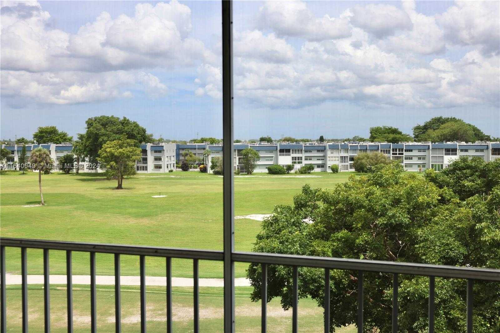 Small Image of 1040 COUNTRY CLUB DR #404, Margate Number 13