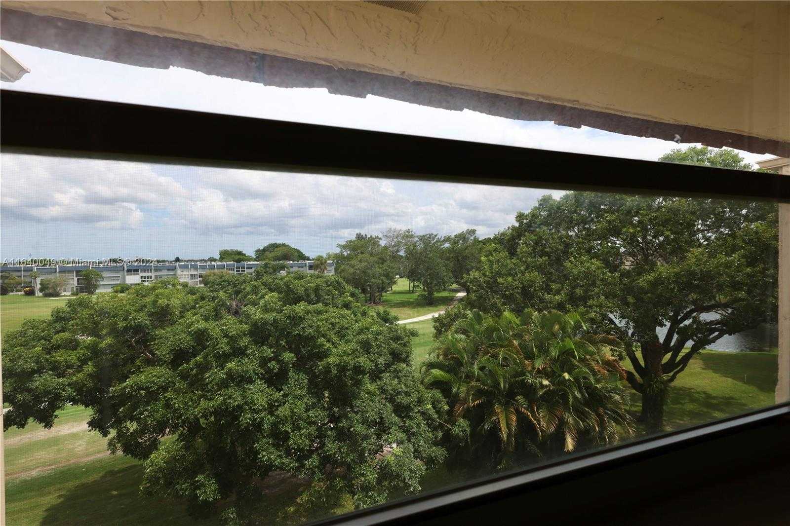Small Image of 1040 COUNTRY CLUB DR #404, Margate Number 14