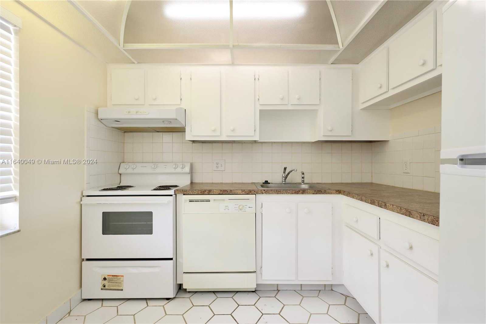 Small Image of 1040 COUNTRY CLUB DR #404, Margate Number 2