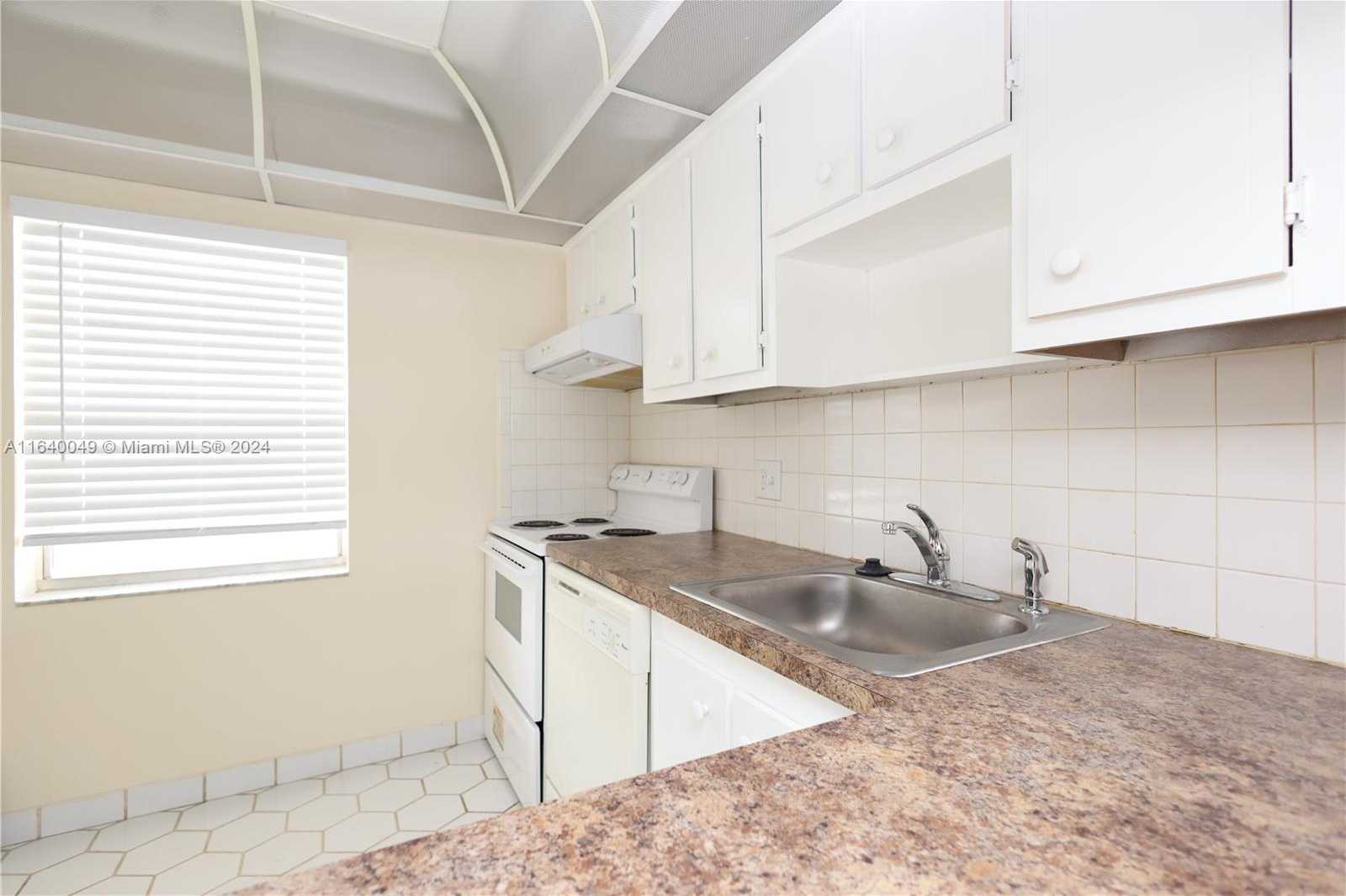 Small Image of 1040 COUNTRY CLUB DR #404, Margate Number 3