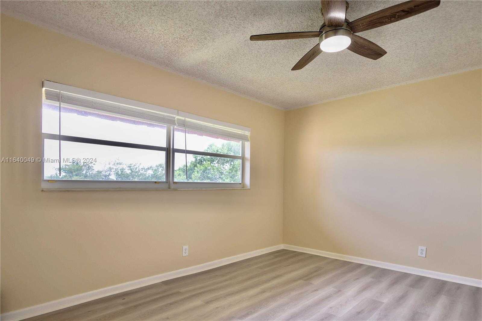 Small Image of 1040 COUNTRY CLUB DR #404, Margate Number 6