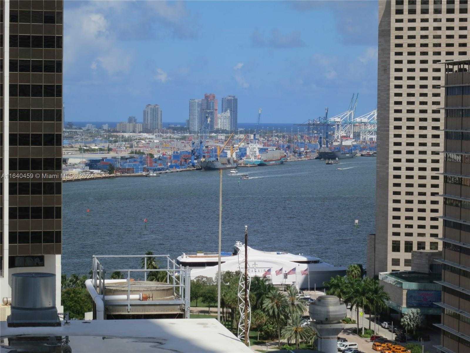 Small Image of 151 SE 1st St, Miami, FL 33131, USA Number 17