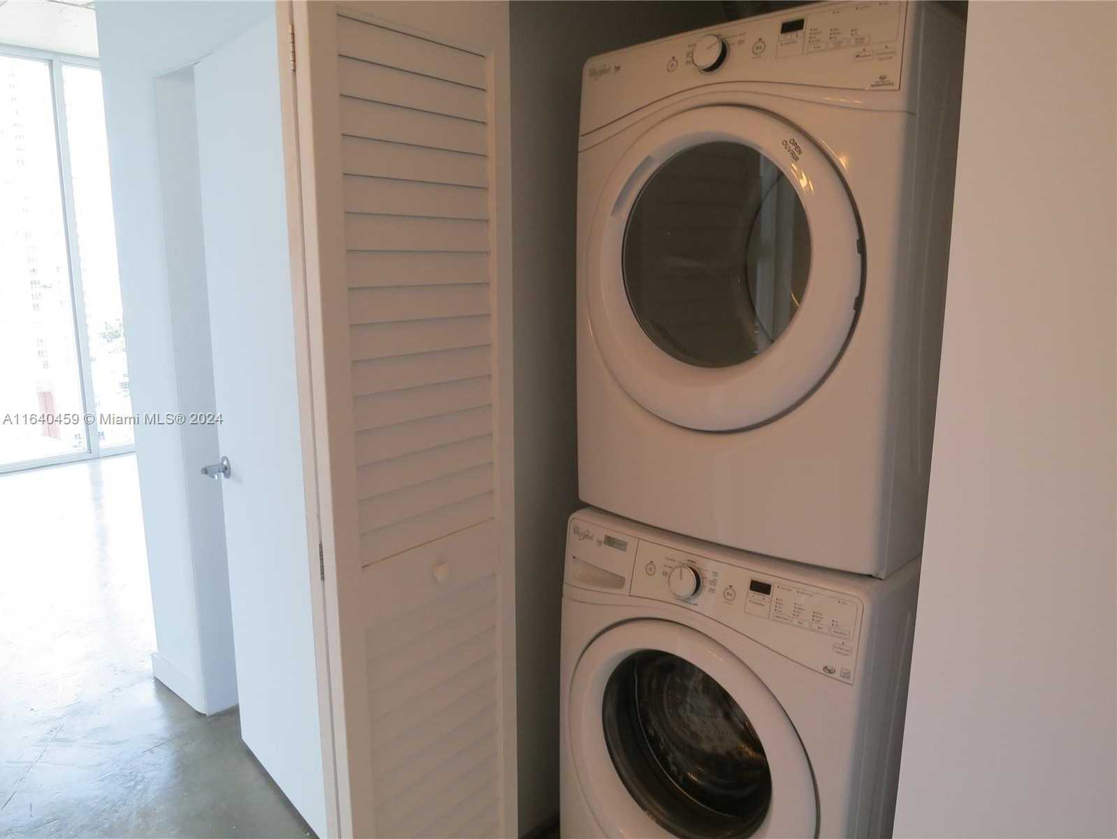 Small Image of 151 SE 1st St, Miami, FL 33131, USA Number 8